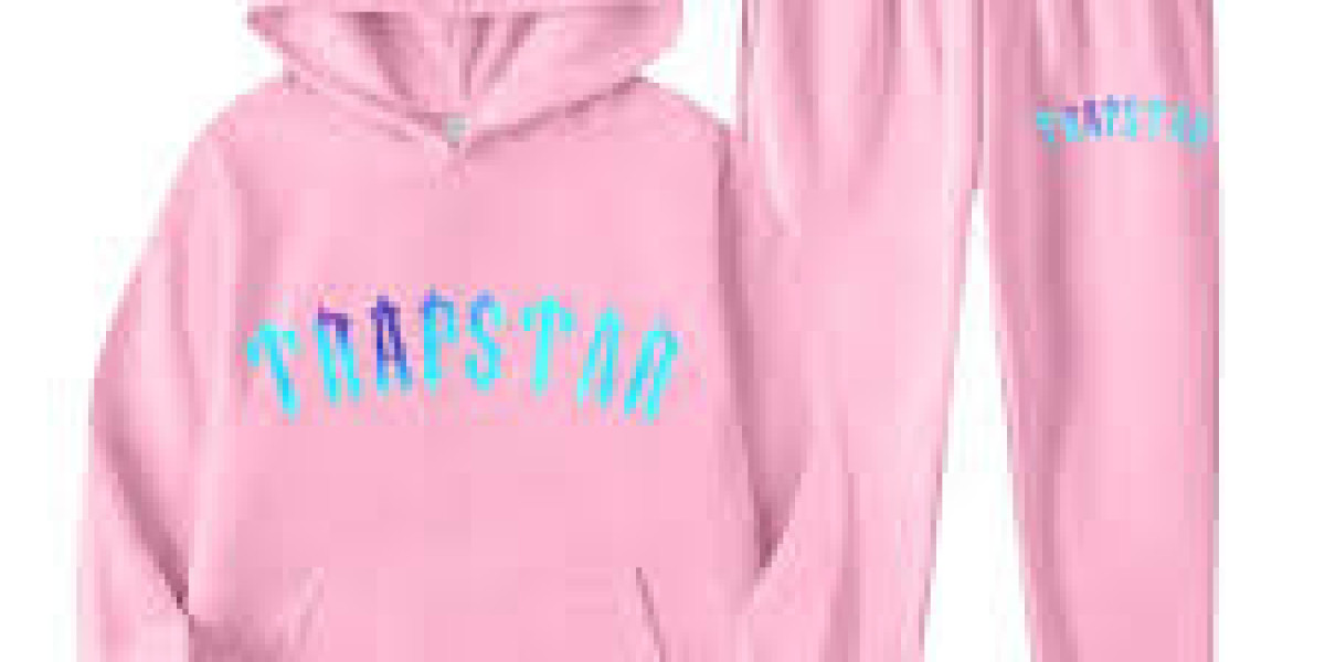 Trapstar Tracksuit 2025 – Trendy Street Look